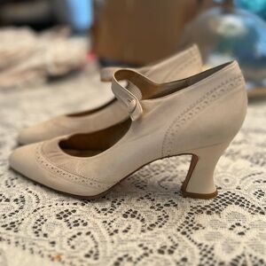 Vintage Flapper style Martinez Valero Shoes in Beige Ladies Size 7